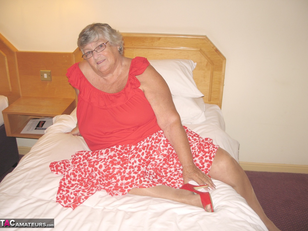 Fat British lady Grandma Libby toys her pussy on a bed in nylons and garters foto porno #425433306