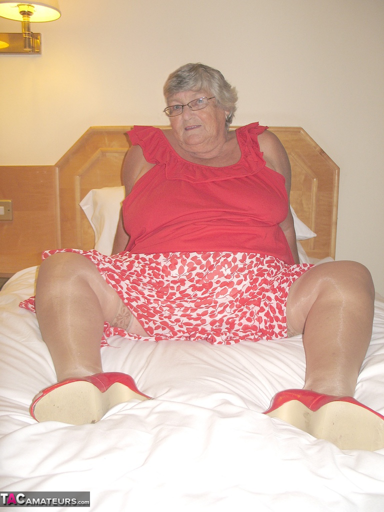 Fat British lady Grandma Libby toys her pussy on a bed in nylons and garters porno fotky #425433310
