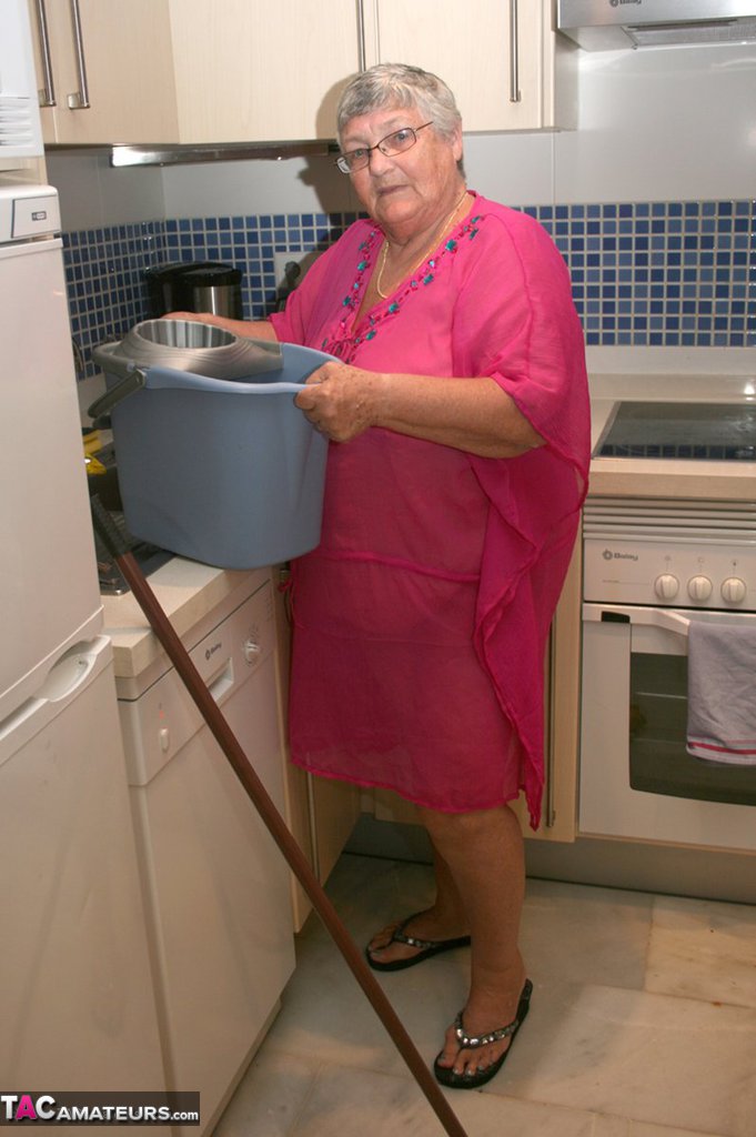 Fat UK nan Grandma Libby gets completely naked while cleaning her kitchen порно фото #423892537