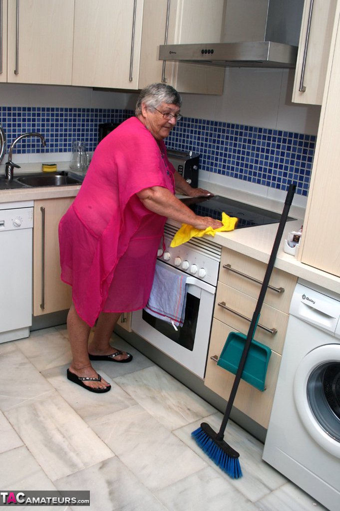 Fat UK nan Grandma Libby gets completely naked while cleaning her kitchen 포르노 사진 #423892539