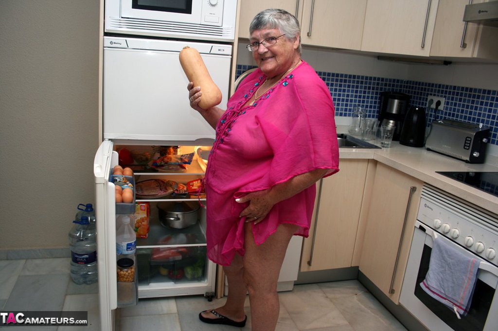 Fat UK nan Grandma Libby gets completely naked while cleaning her kitchen foto porno #423032463