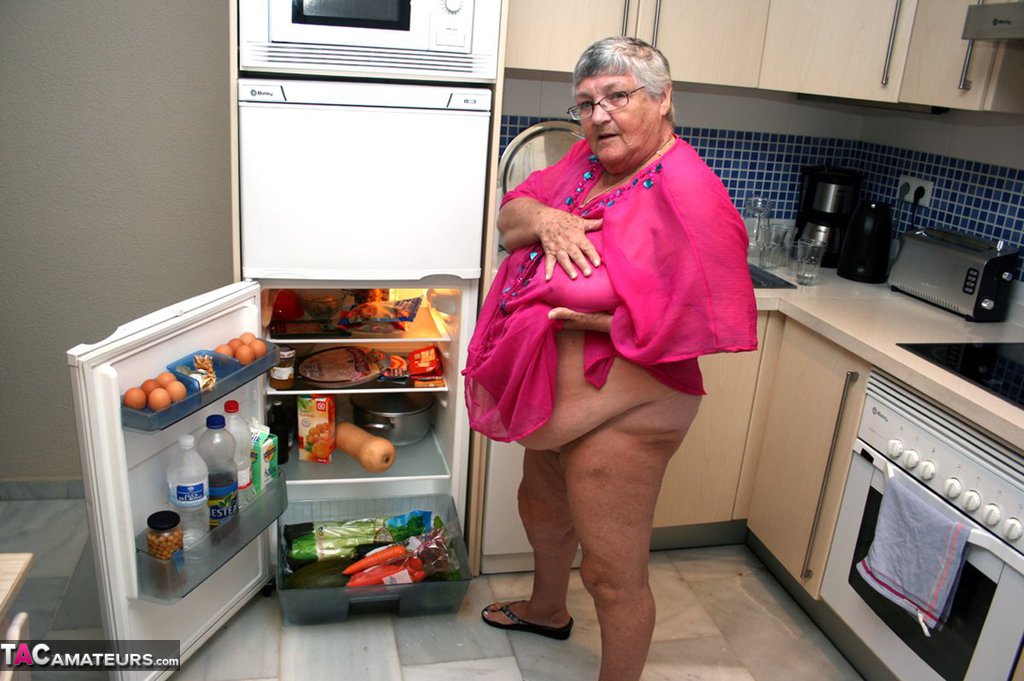 Fat UK nan Grandma Libby gets completely naked while cleaning her kitchen porno fotky #423892541