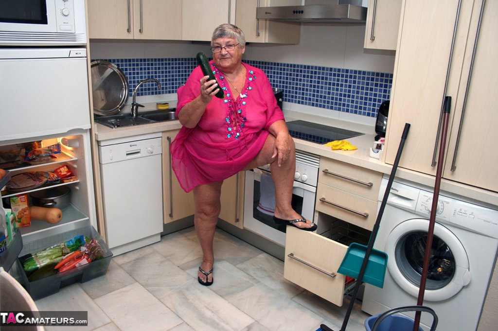 Fat UK nan Grandma Libby gets completely naked while cleaning her kitchen foto porno #423892542