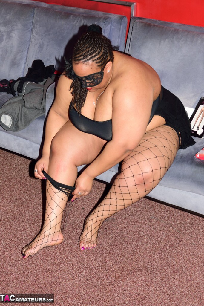SSBBW wears a mask while unveiling her huge saggy tits and massive ass порно фото #422625568