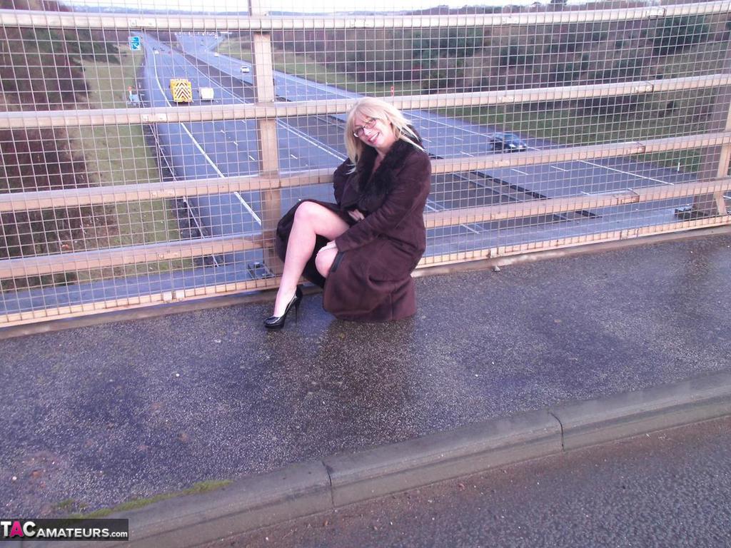 Older amateur Barby Slut flashes on a sidewalk upon an overpass