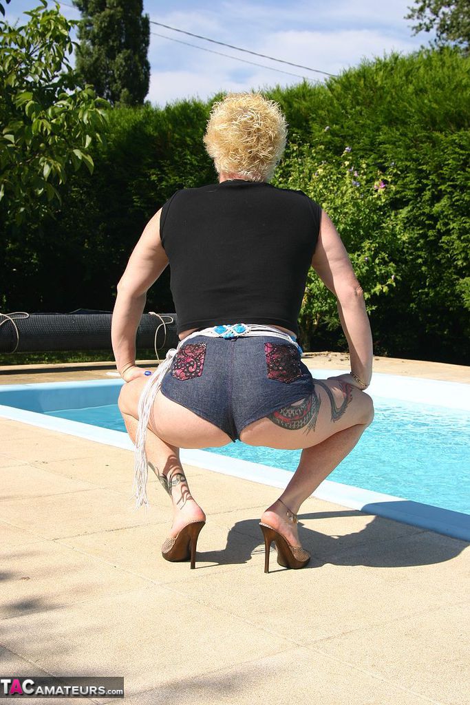 Blonde mature woman Mary Bitch takes a piss while in a wading pool zdjęcie porno #428379000