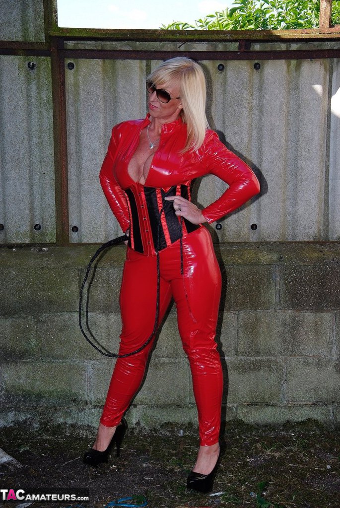 Sexy mature blonde Melody wields a whip while unzipping red latex clothing foto porno #423637969