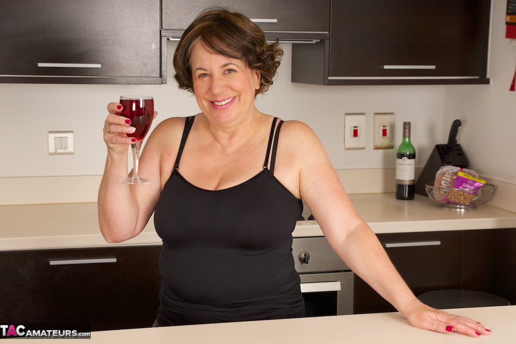 Older amateur raises a toast before baring her big tits on a kitchen counter 色情照片 #428576903 | TAC Amateurs Pics, Dirty Doctor, SSBBW, 手机色情