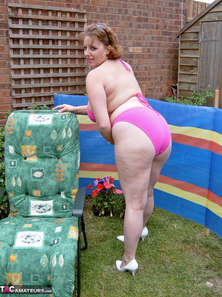 Brazen mature fatty Curvy Claire sheds bikini in the backyard to finger fuck foto porno #427486586