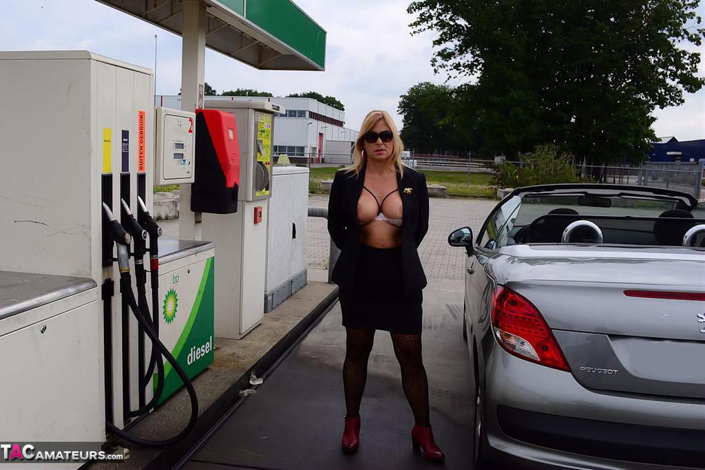 Older blonde Nude Chrissy exposes herself while filling up at a petrol station foto porno #423994166