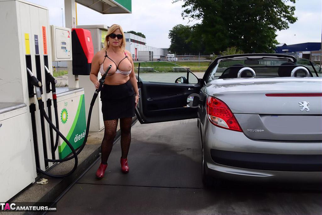 Older blonde Nude Chrissy exposes herself while filling up at a petrol station foto pornográfica #423994196 | TAC Amateurs Pics, Nude Chrissy, Thick, pornografia móvel