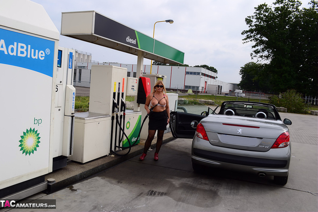 Older blonde Nude Chrissy exposes herself while filling up at a petrol station 色情照片 #423994199 | TAC Amateurs Pics, Nude Chrissy, Thick, 手机色情