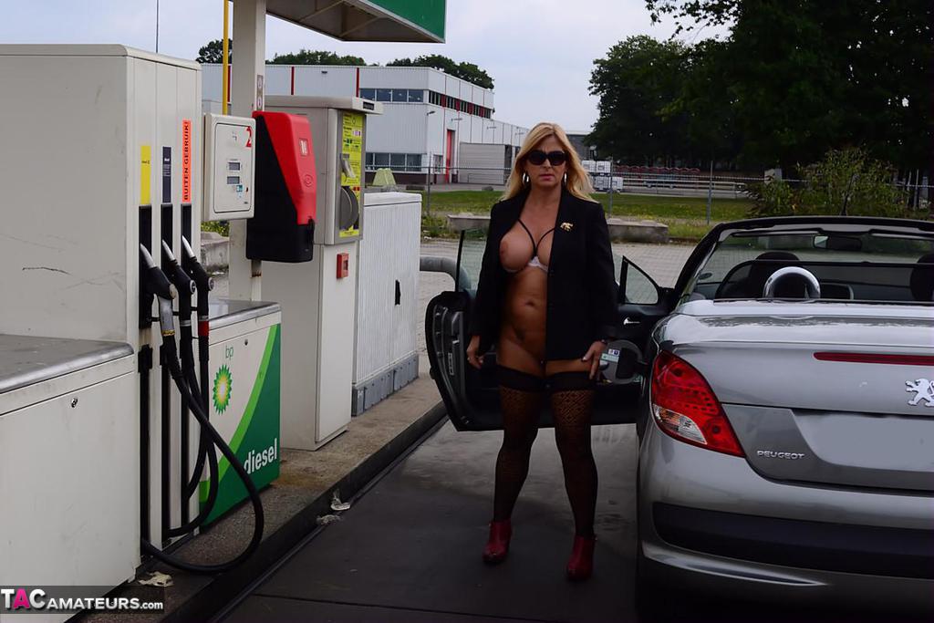 Older blonde Nude Chrissy exposes herself while filling up at a petrol station порно фото #423994201