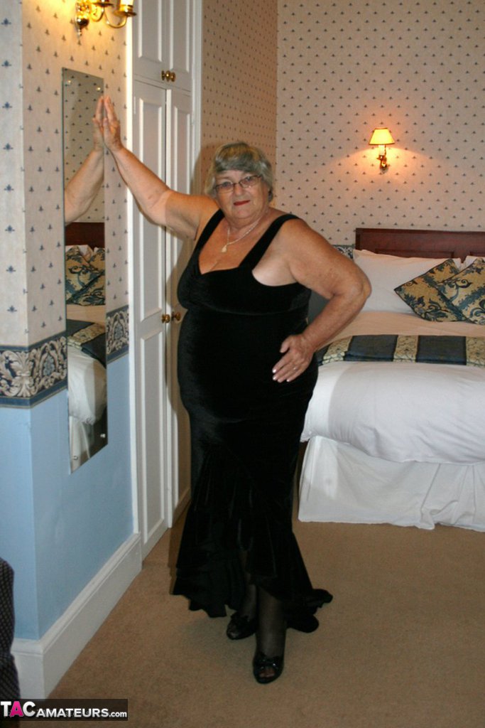 Obese UK senior citizen Grandma Libby goes naked on a loveseat in stockings porn photo #425617313