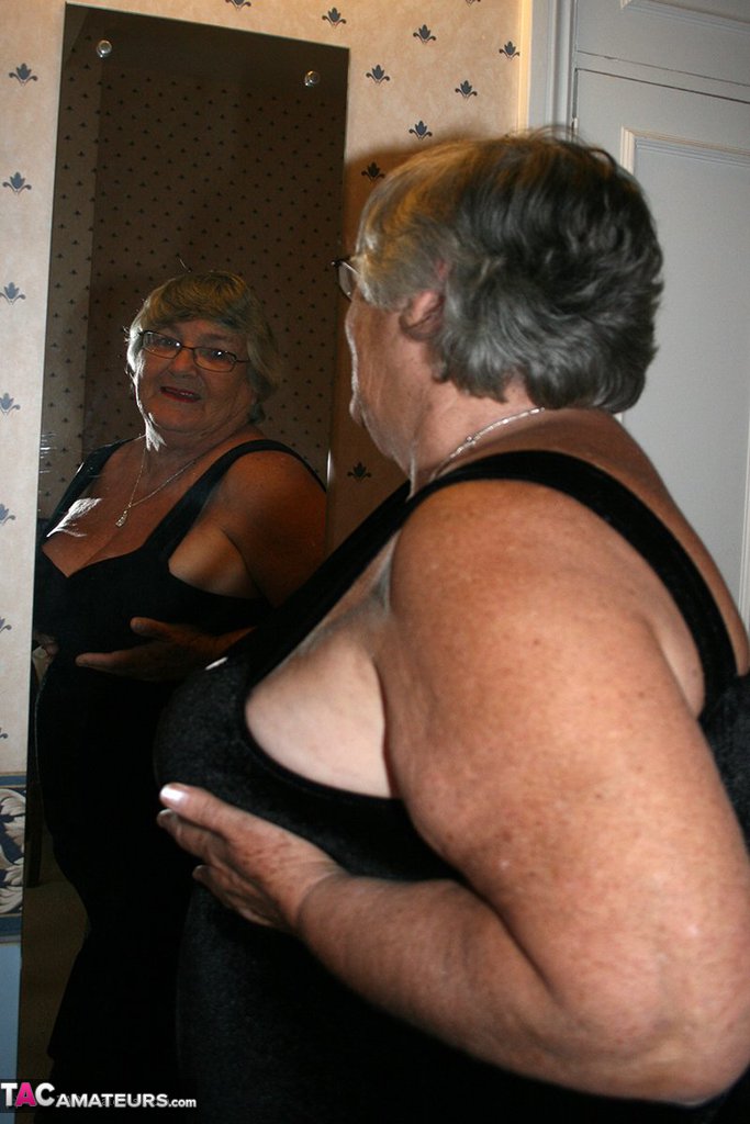 Obese UK senior citizen Grandma Libby goes naked on a loveseat in stockings ポルノ写真 #425617314