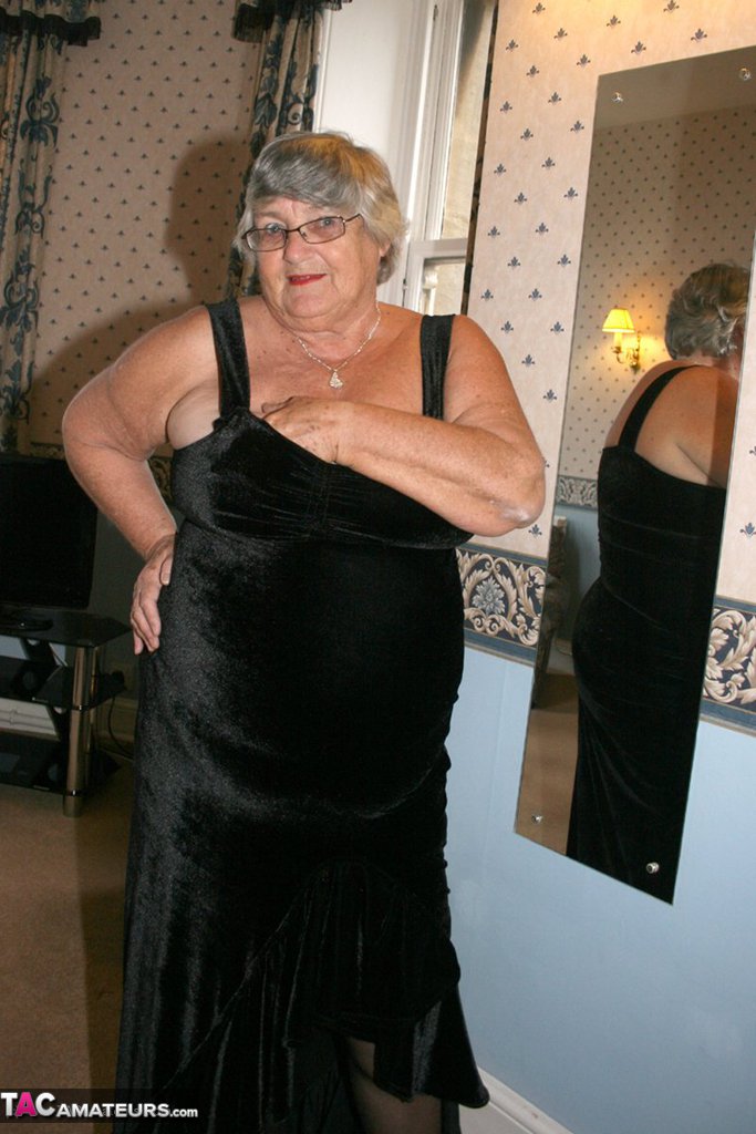 Obese UK senior citizen Grandma Libby goes naked on a loveseat in stockings 色情照片 #425617315