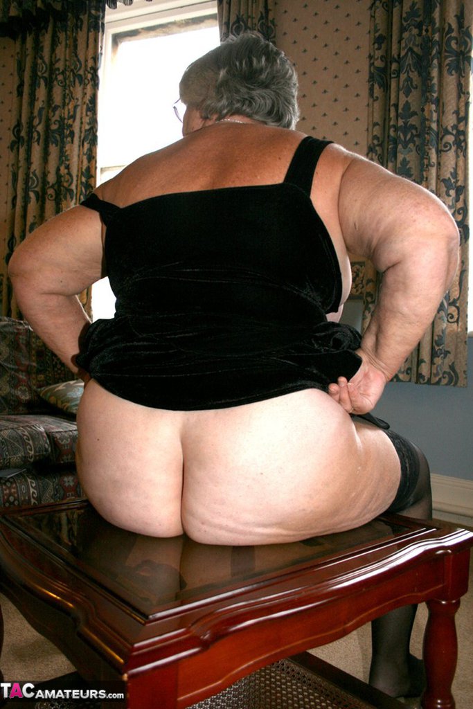 Obese UK senior citizen Grandma Libby goes naked on a loveseat in stockings foto porno #425617326
