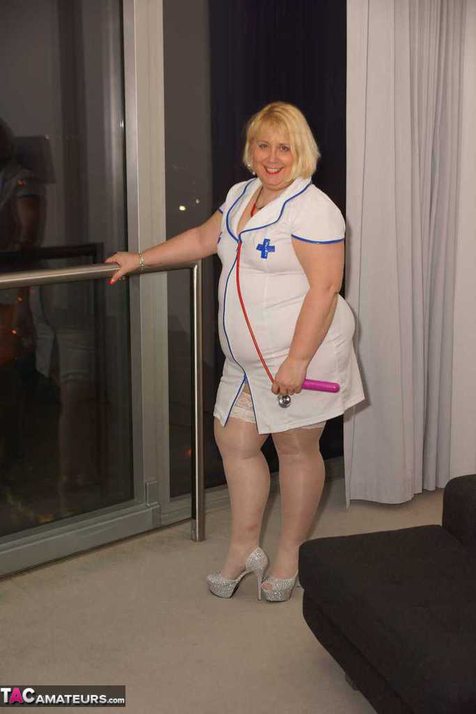 Obese blonde nurse Lexie Cummings masturbates on a sofa with a vibrator foto porno #425307646