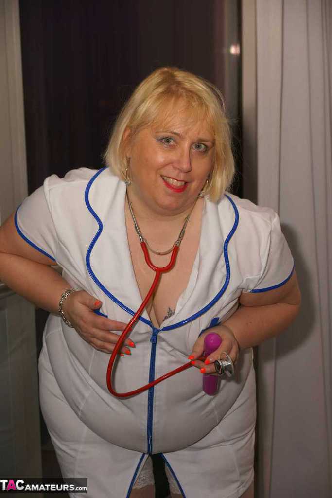 Obese blonde nurse Lexie Cummings masturbates on a sofa with a vibrator porno fotoğrafı #425307648