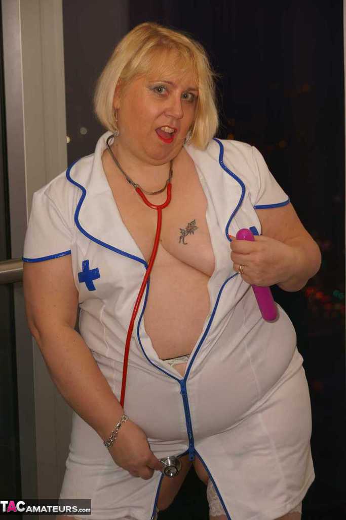 Obese blonde nurse Lexie Cummings masturbates on a sofa with a vibrator foto pornográfica #425307650
