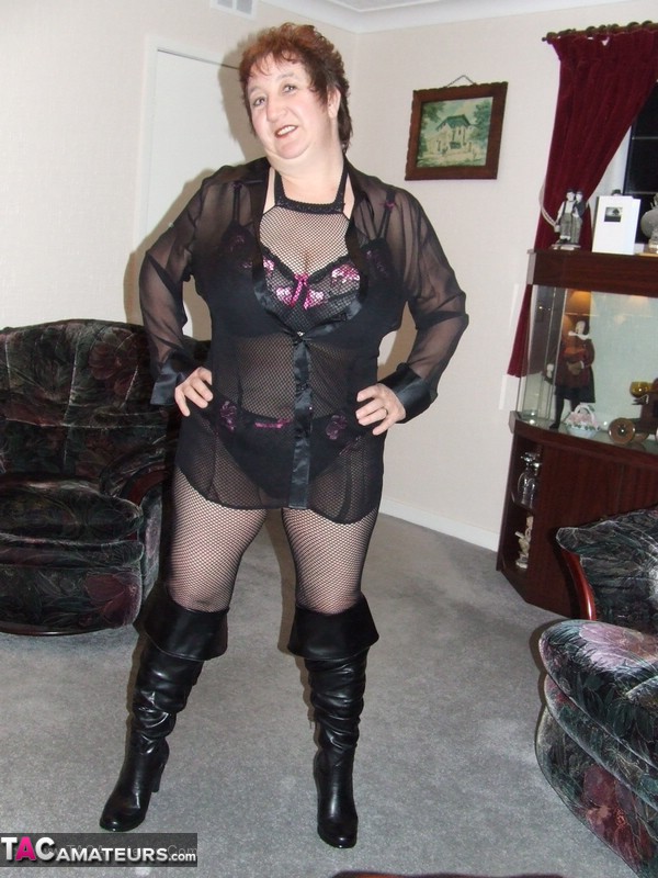 Mature BBW models by herself in crotchless pantyhose and leather boots 포르노 사진 #428096424