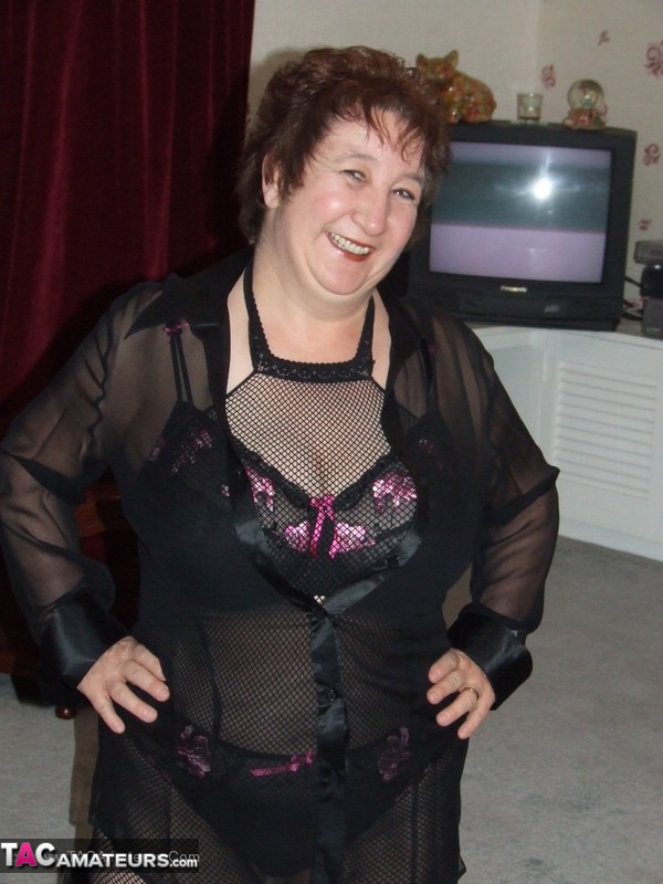 Mature BBW models by herself in crotchless pantyhose and leather boots Porno-Foto #428096449