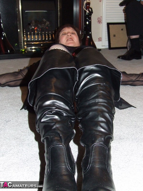 Mature BBW models by herself in crotchless pantyhose and leather boots Porno-Foto #428015358
