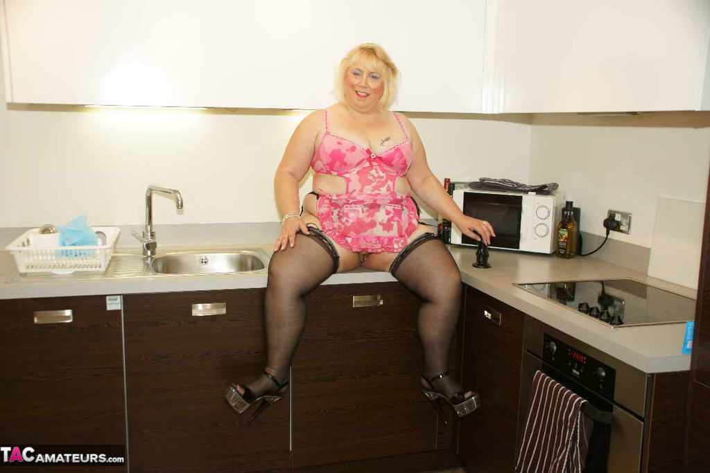 With a suction dildigree on her counter, Lexie Cummings, a fat UK blonde, masturbates.