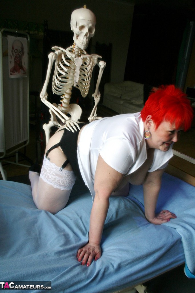 Older redheaded BBW Valgasmic Exposed has sexual relations with a skeleton porno fotoğrafı #427351950