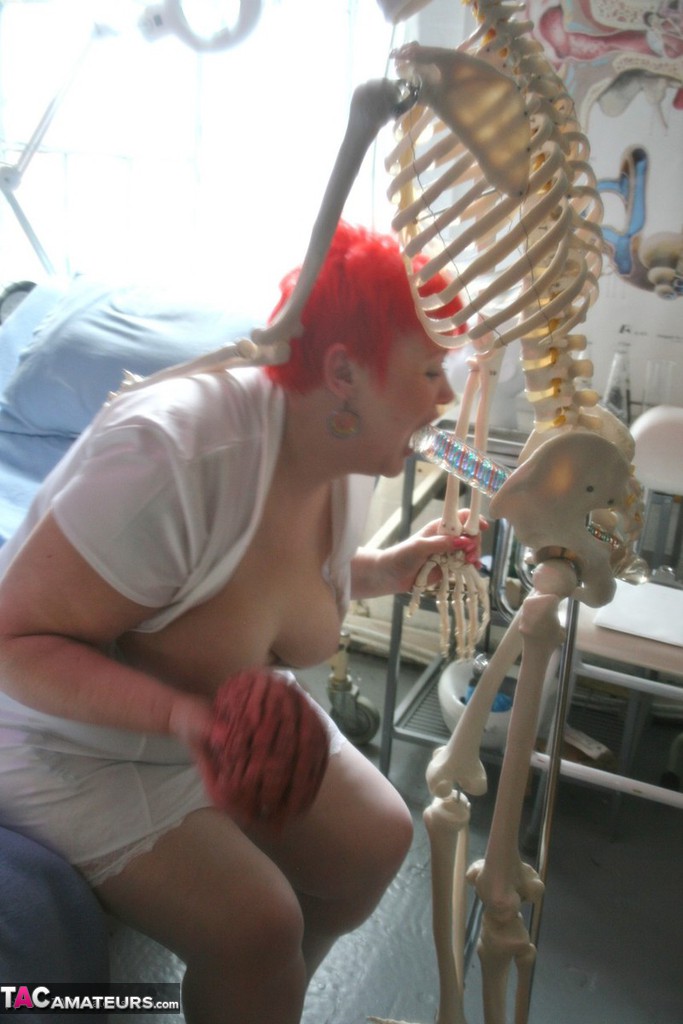 Older redheaded BBW Valgasmic Exposed has sexual relations with a skeleton porno fotky #427351986