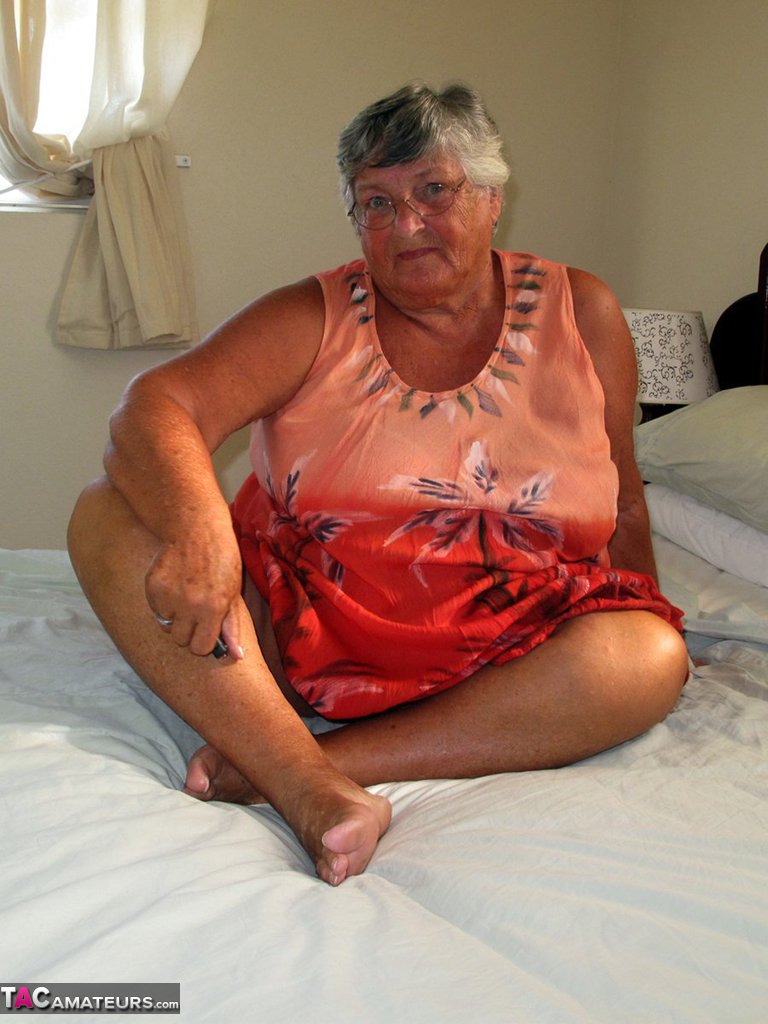 Fat old Grandma Libby licking her big nipples while spreading nude for closeup foto pornográfica #425887982