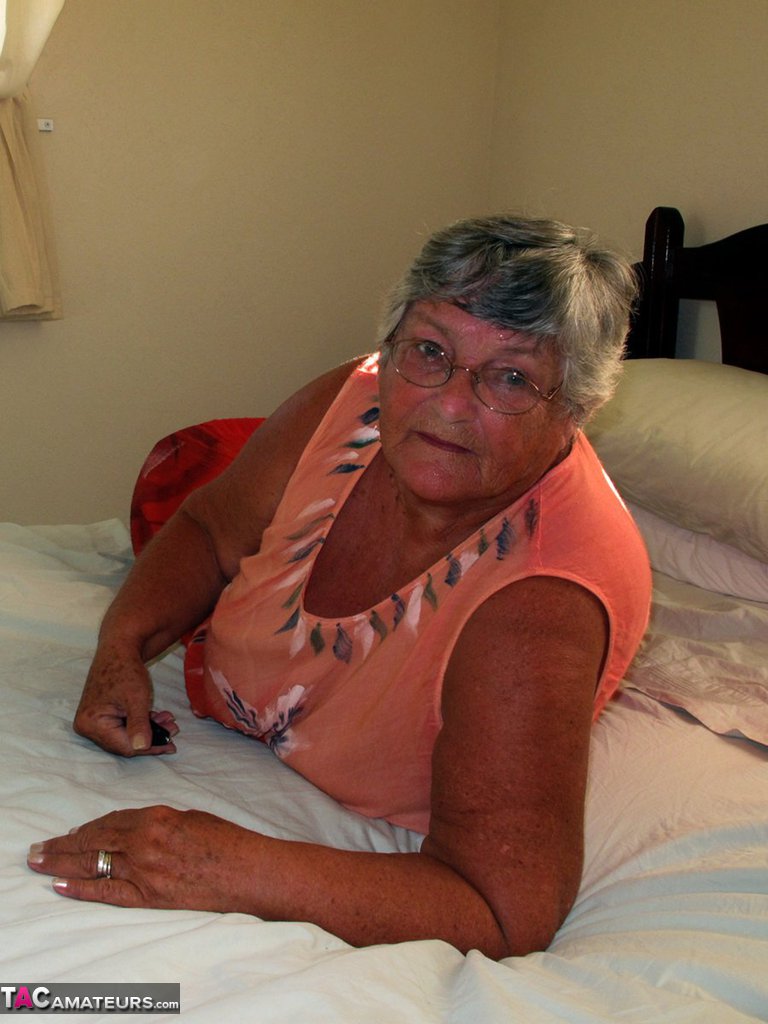 Fat old Grandma Libby licking her big nipples while spreading nude for closeup foto porno #425887990