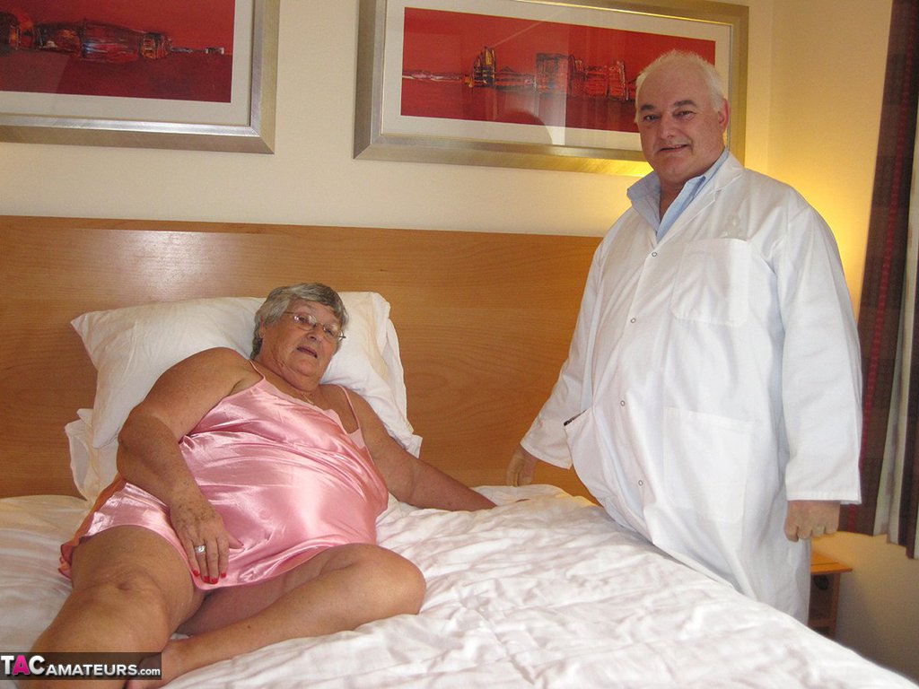 Obese nan Grandma Libby has sexual relations with her old doctor on her bed foto pornográfica #428249364