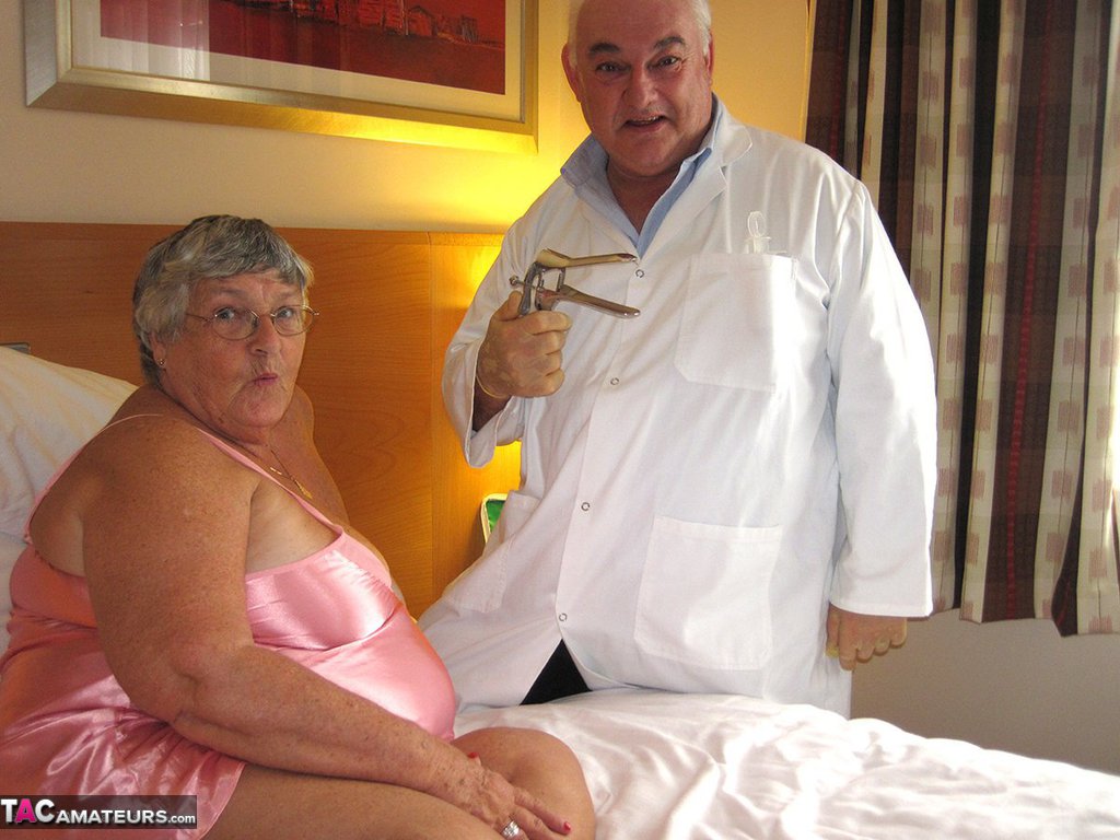 Obese nan Grandma Libby has sexual relations with her old doctor on her bed foto porno #428024629