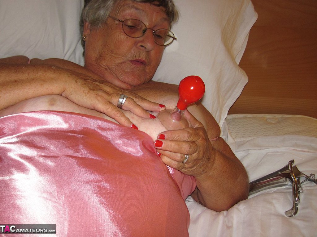 Obese nan Grandma Libby has sexual relations with her old doctor on her bed foto porno #428249370