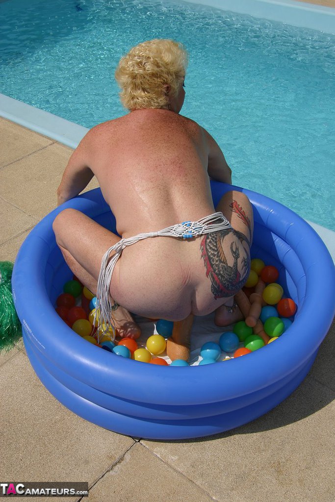 Mature blonde Mary Bitch dildos her snatch in a wading pool by a swimming pool foto porno #426494545
