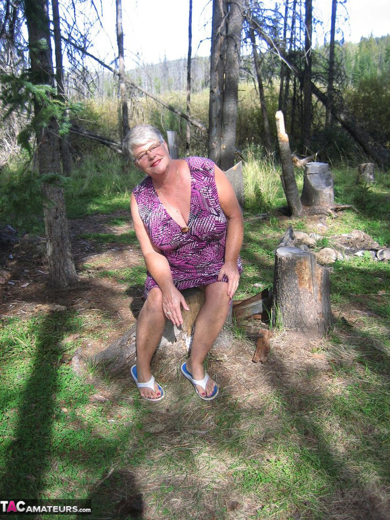 Fat granny Girdle Goddess loses her purple outfit in the woods and poses nude porno fotoğrafı #425899982