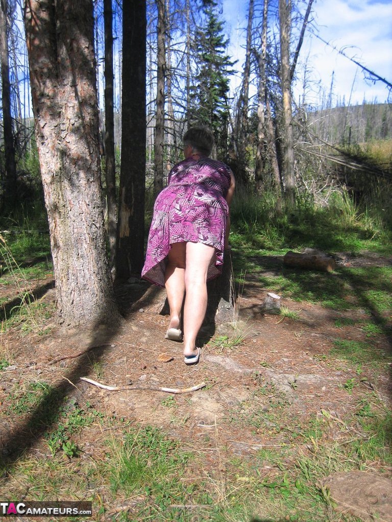 Fat granny Girdle Goddess loses her purple outfit in the woods and poses nude 色情照片 #425900006
