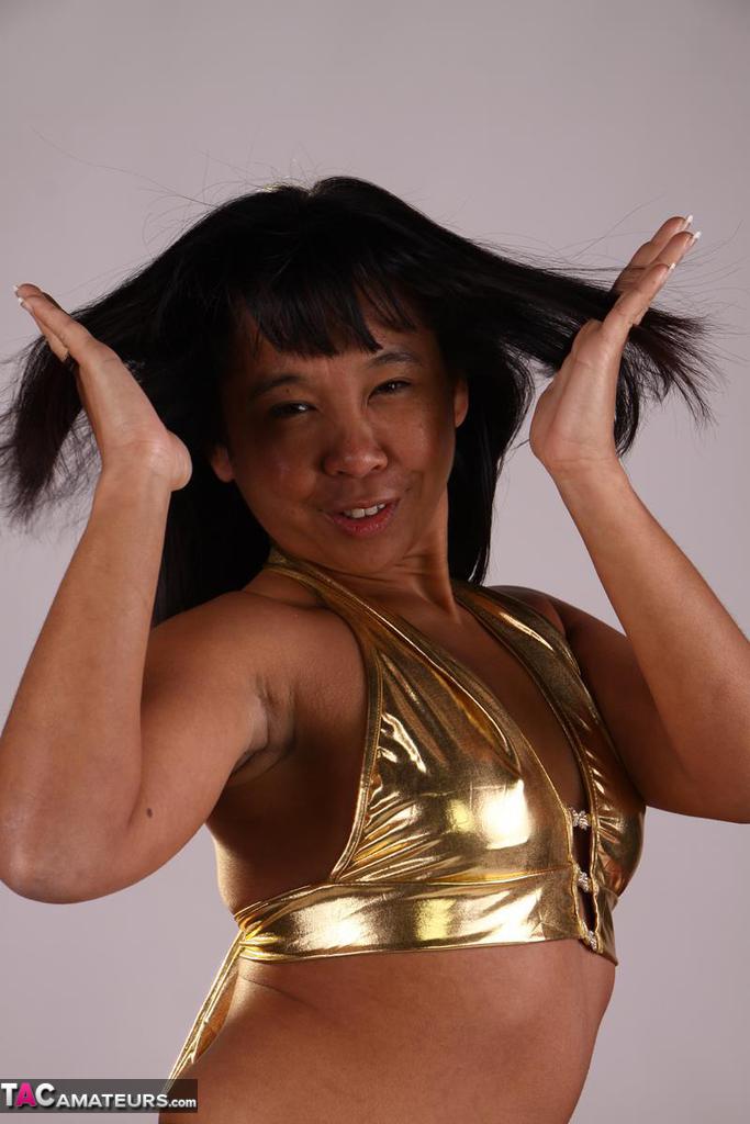 Asian amateur plays with her hair while modelling a gold outfit foto pornográfica #427214132 | TAC Amateurs Pics, Asian Deepthroat, Asian, pornografia móvel