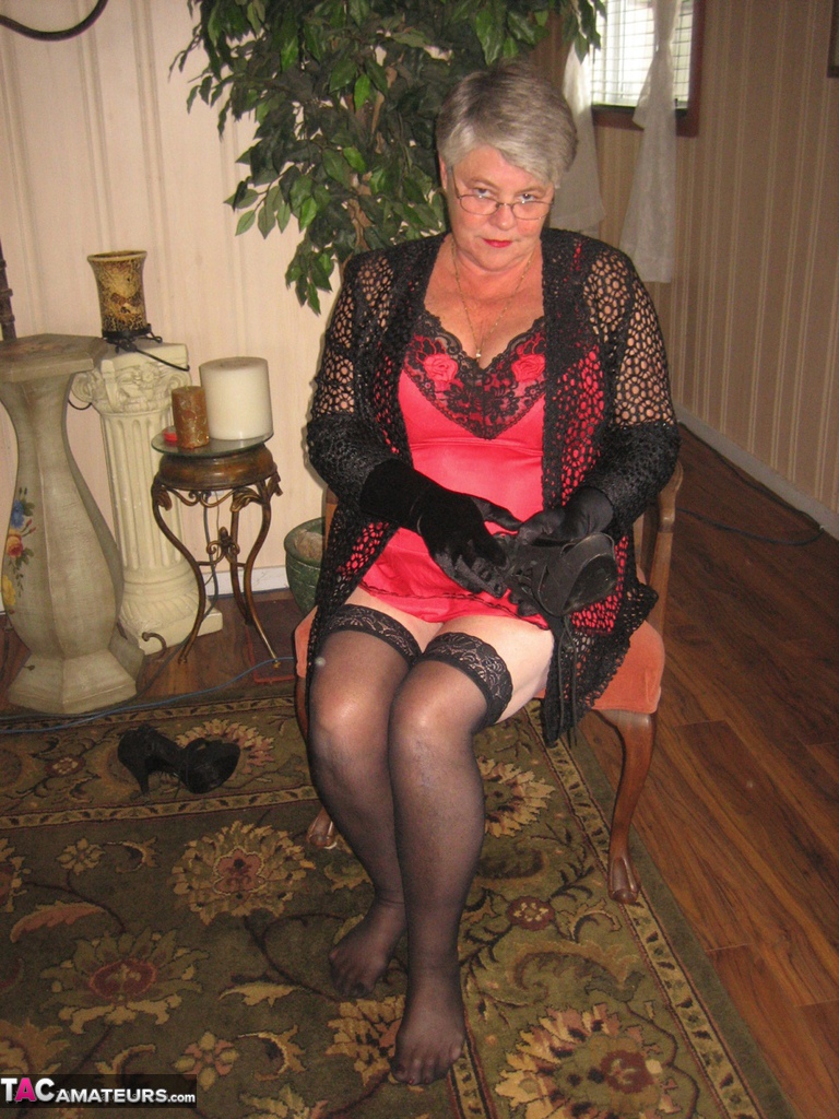 Old lady Girdle Goddess casts off lingerie to pose nude in hosiery and gloves porno foto #428615524