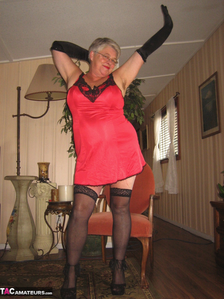 Old lady Girdle Goddess casts off lingerie to pose nude in hosiery and gloves foto pornográfica #428615531