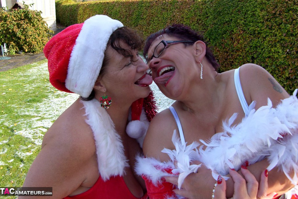 Fat amateur Warm Sweet Honey engages in outdoor lesbian sex at Christmas porno foto #422947433