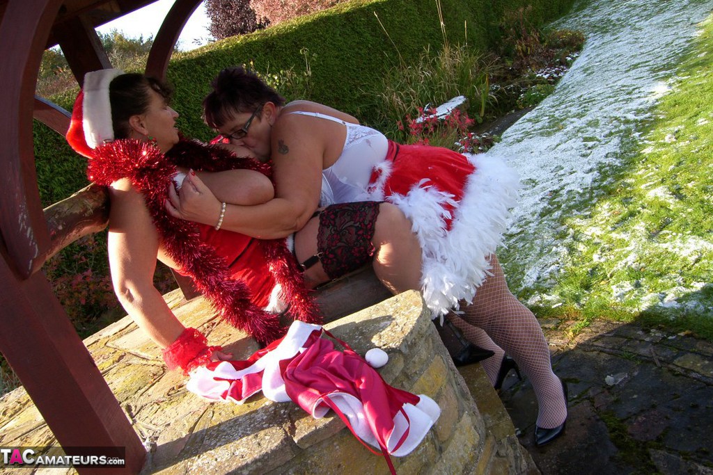 Fat amateur Warm Sweet Honey engages in outdoor lesbian sex at Christmas 色情照片 #422947456 | TAC Amateurs Pics, Warm Sweet Honey, Christmas, 手机色情