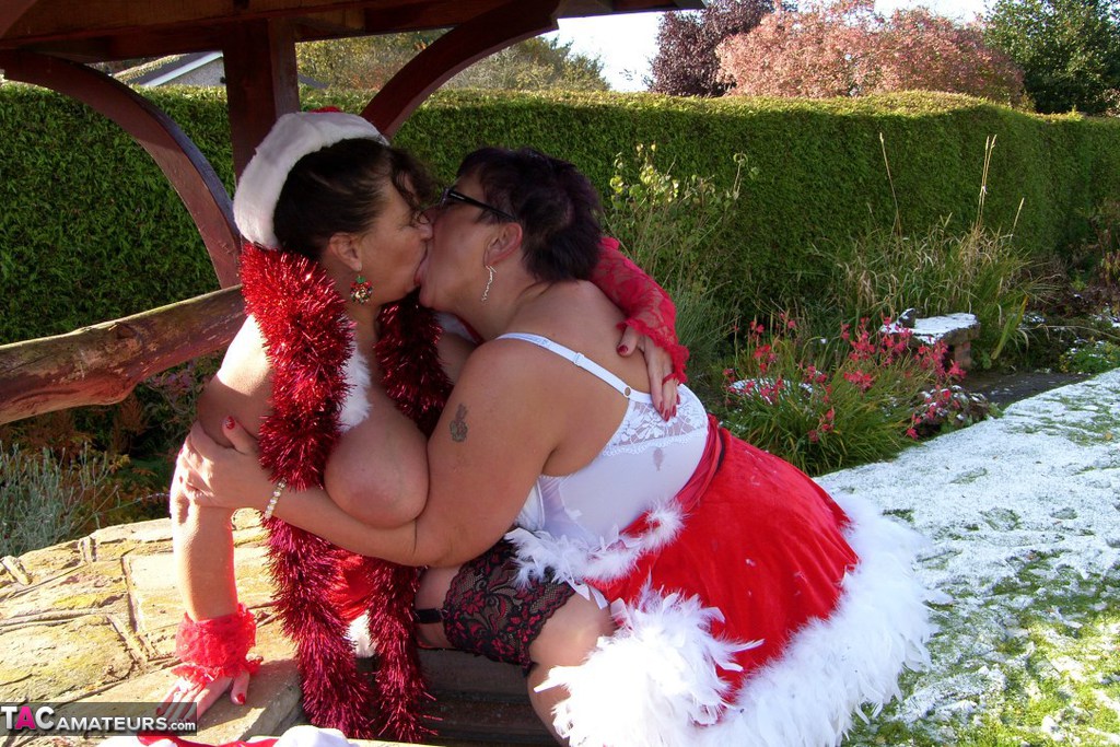 Fat amateur Warm Sweet Honey engages in outdoor lesbian sex at Christmas foto porno #422947463