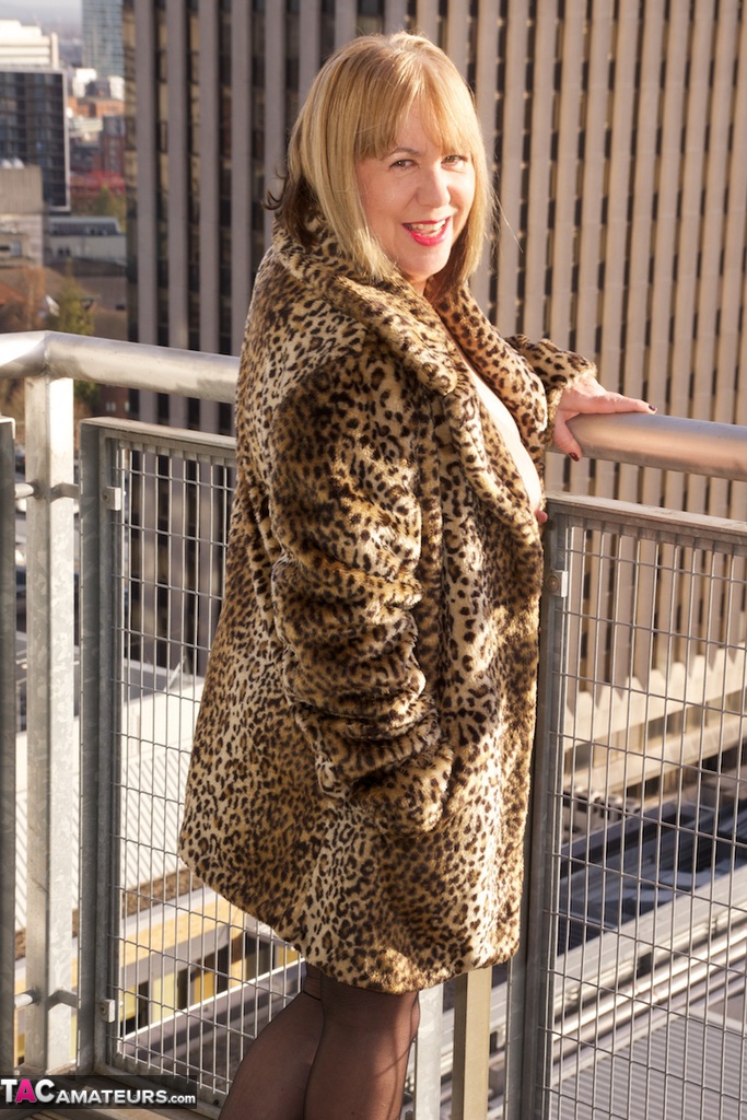 Mature amateur Speedy Bee sheds an animal print coat to model nude in nylons ポルノ写真 #428793639