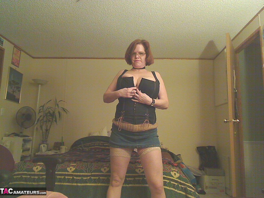 Big titted older redhead Misha MILF sticks a huge dildo in her vagina Porno-Foto #426516278