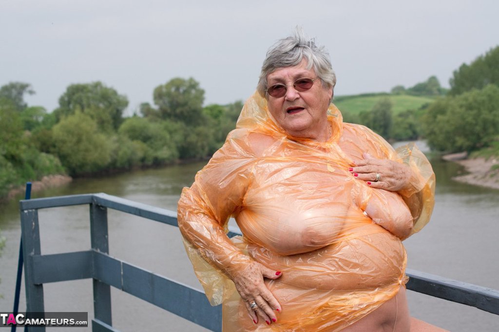 Obese British amateur Grandma Libby casts off a see-through raincoat 色情照片 #425966150