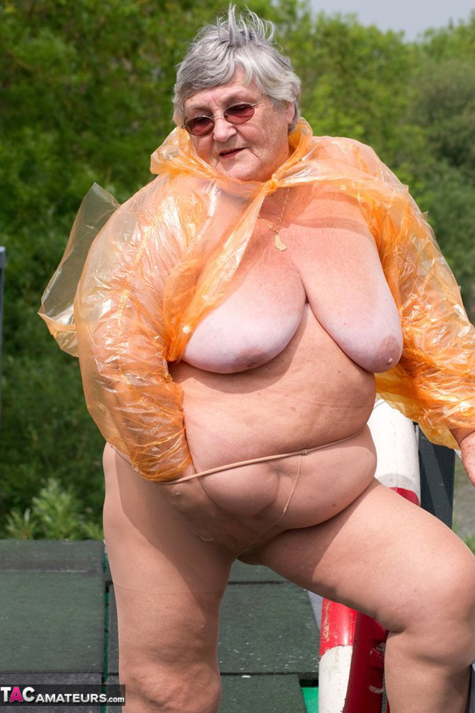 Obese British amateur Grandma Libby casts off a see-through raincoat Porno-Foto #425966176