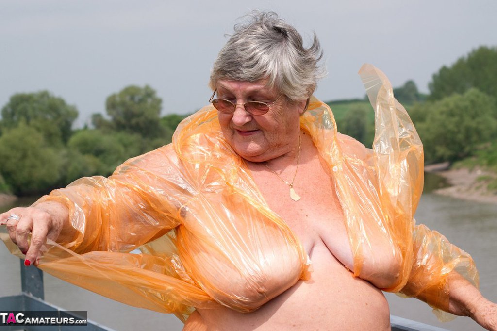 Obese British amateur Grandma Libby casts off a see-through raincoat ポルノ写真 #425966184