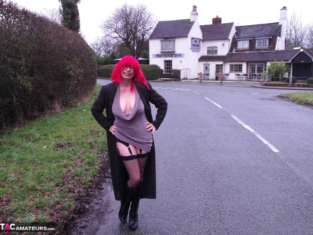 Amateur chick Barby Slut flashes her tits and twat in various UK locations 色情照片 #428280054